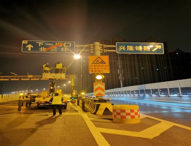 鸡西郑州市北三环彩虹桥交通标志牌安装现场